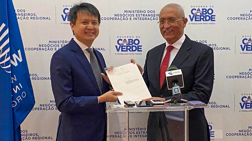 Photo of WIPO Director General Daren Tang with Mr. Rui Alberto de Figueiredo Soares Minister of Foreign Affairs, Cooperation and Regional Integration of Cabo Verde